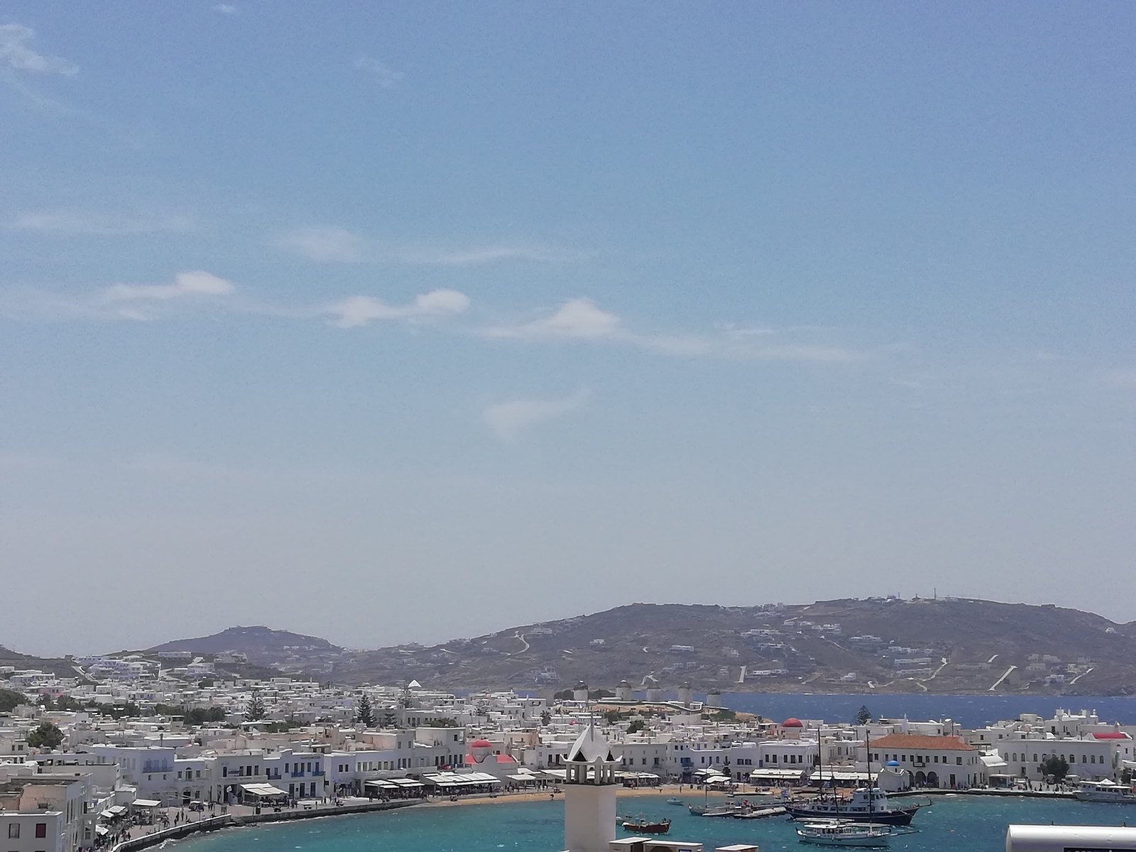 Πανοραμική άποψη της Χώρας της Μυκόνου και του λιμανιού