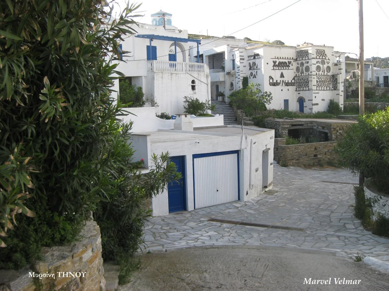 Πλακόστρωτος δρόμος στη Μυρσίνη