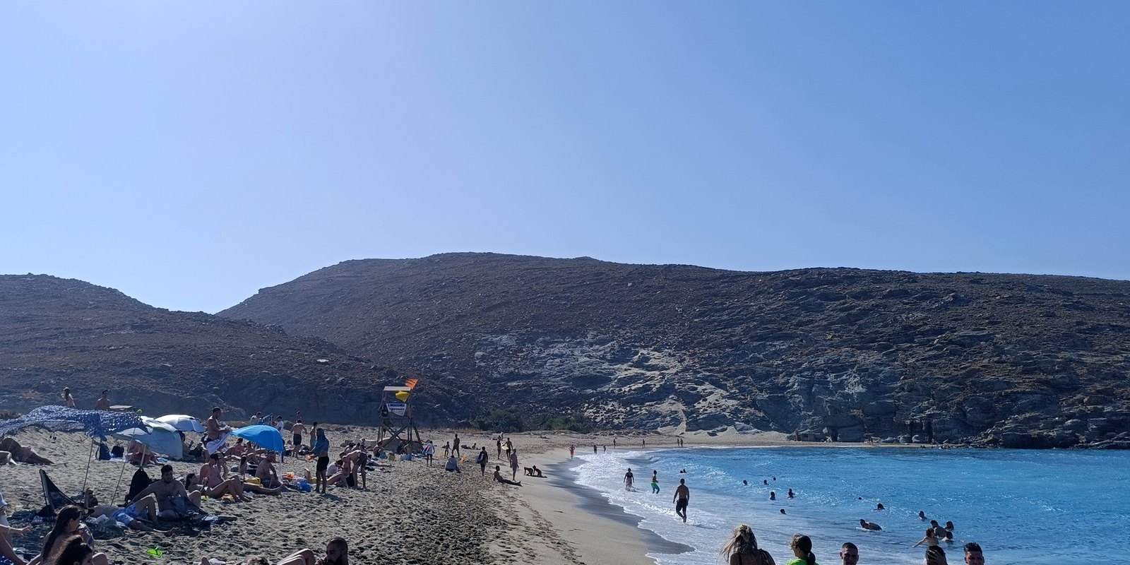 Ναυαγοσωστικός πύργος σε πολυσύχναστη παραλία της Τήνου