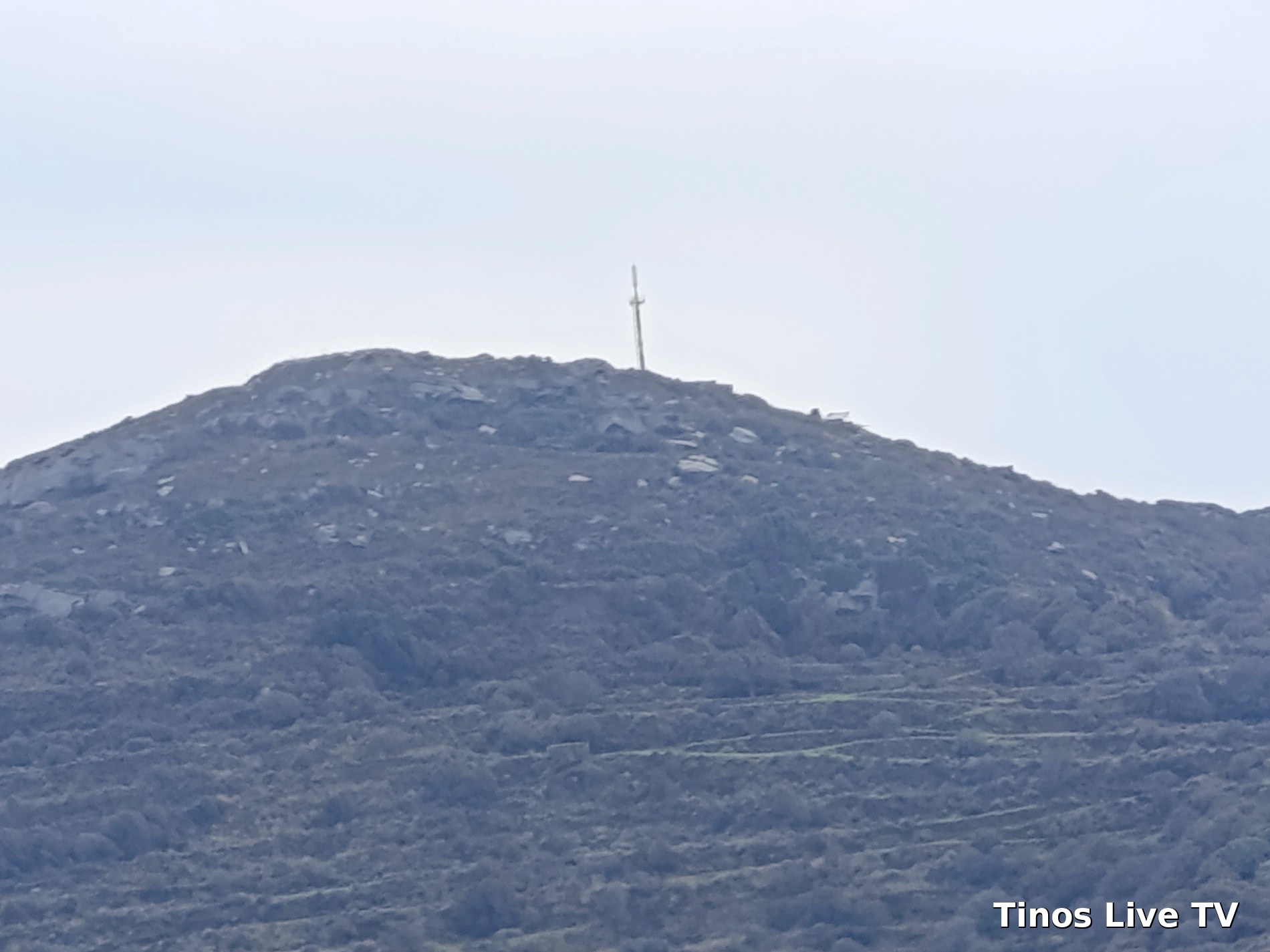 Νέος ιστός κεραίας κινητής τηλεφωνίας στην κορυφή λόφου κάτω από τον Κάμπο στην Τήνο