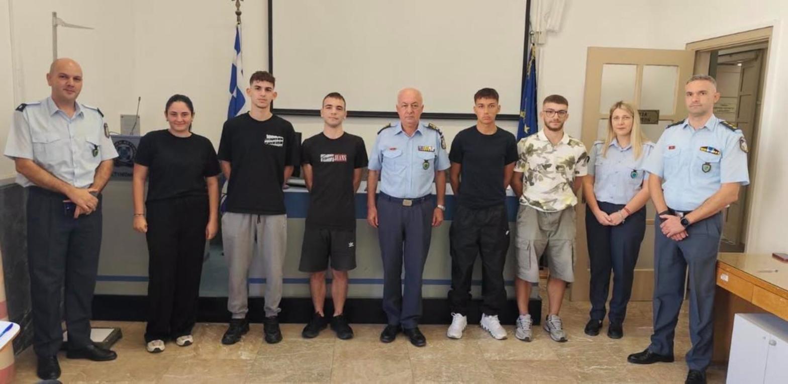 Οι νέοι Δόκιμοι Αστυφύλακες με αξιωματικούς της Ελληνικής Αστυνομίας