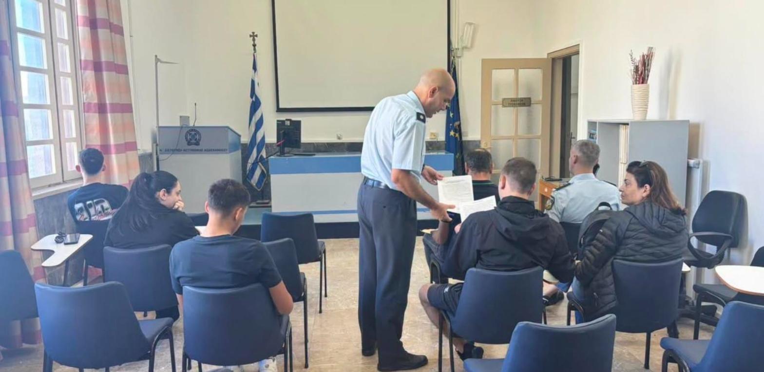 Οι νέοι Δόκιμοι παραλαμβάνουν έγγραφα