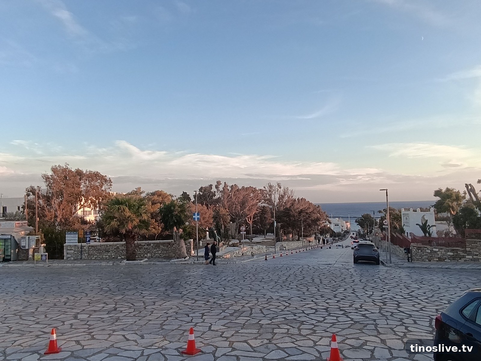 Ο νέος δρόμος της Μεγαλόχαρης σήμερα, με κορίνες σήμανσης πάνω στις πλάκες που επισκευάζονται