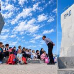 «Μια φορά δάσκαλος, πάντα δάσκαλος»: στο μνημείο της «Έλλης» τα νήπια του 2ου Νηπιαγωγείου Τήνου, λίγο πριν την 28η Οκτωβρίου
