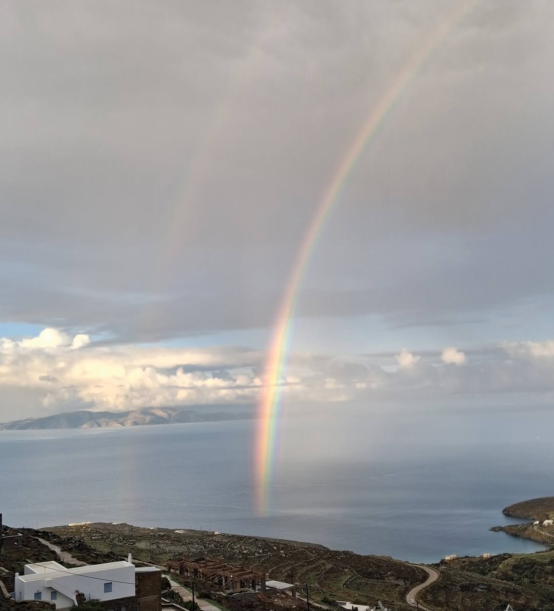Διπλό ουράνιο τόξο πάνω από πλαγιά και θάλασσα, 27 Οκτωβρίου 2026