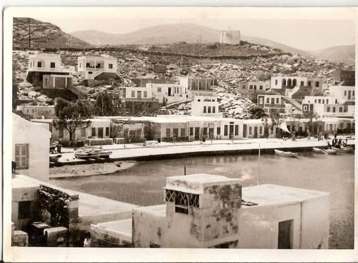 Παλιά φωτογραφία: το λιμανάκι του Πανόρμου στην Τήνο, με τα σπίτια πάνω στο νερό
