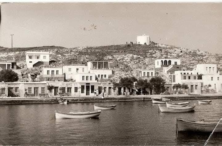 Παλιά φωτογραφία: βάρκες στο λιμανάκι του Πανόρμου στην Τήνο