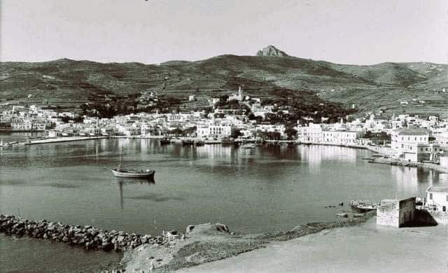 Παλιά φωτογραφία: το λιμάνι και η Χώρα της Τήνου, με τον Εξώμβουργο πίσω