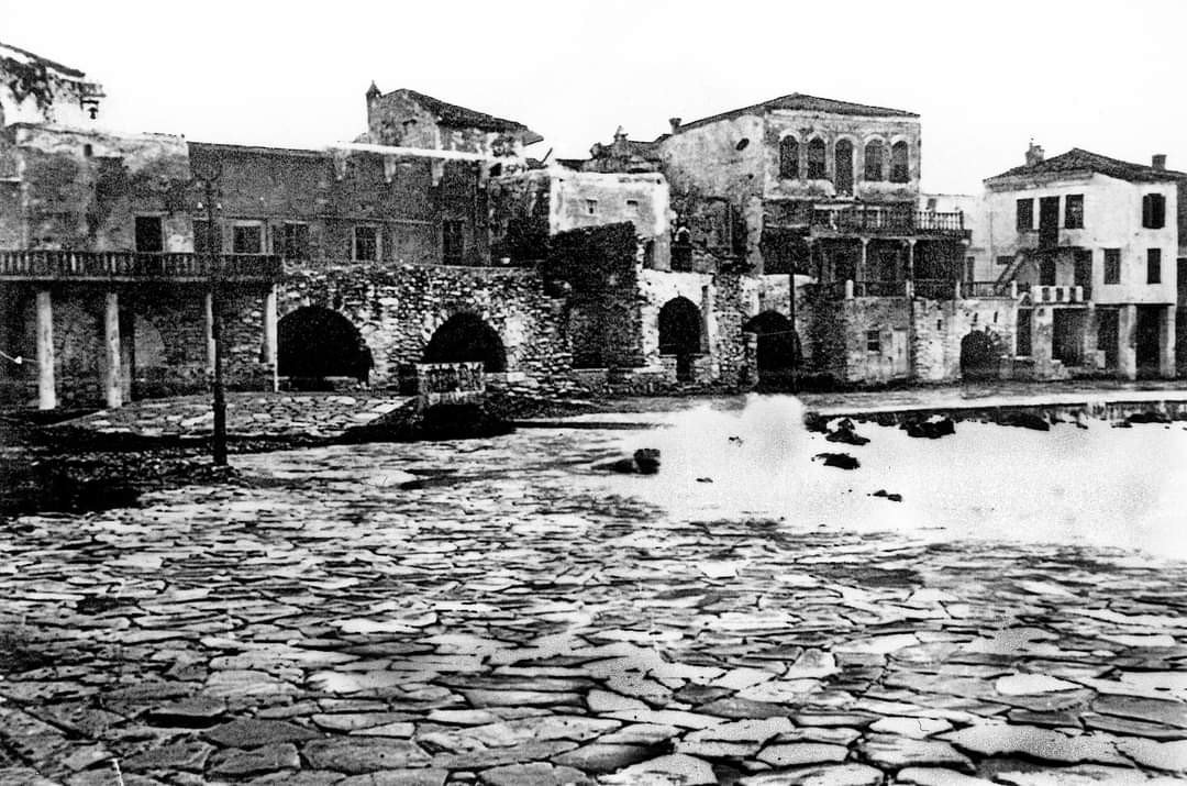Παλιά φωτογραφία: πέτρινες καμάρες και πλακόστρωτο στην παραλία της Τήνου