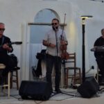 «Είστε μωρέ Τηνιακοί!»: ο Πάνος Μάνεσης αποχαιρετά το καλοκαίρι των πανηγυριών — και ετοιμάζει ήδη το πρόγραμμα του 2027
