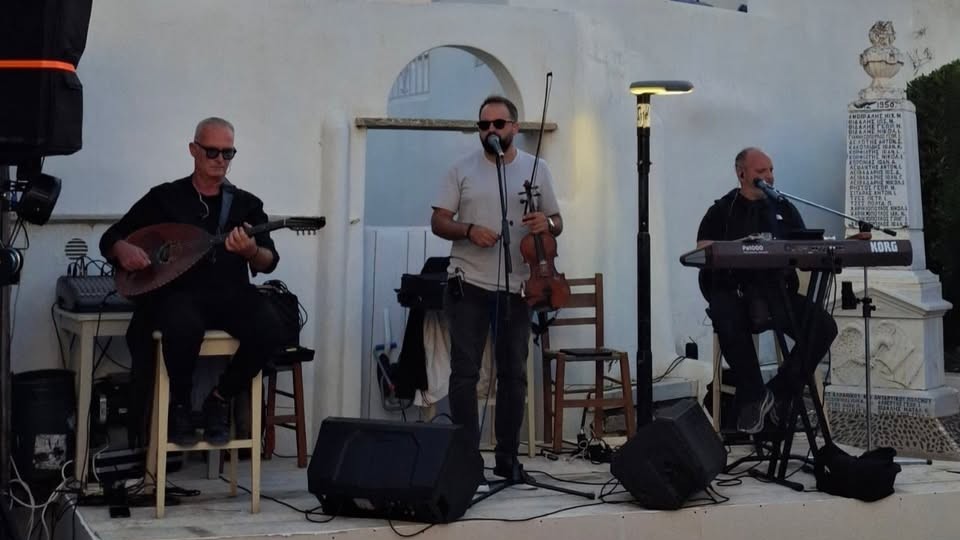 Ο Πάνος Μάνεσης με την κομπανία του σε πανηγύρι της Τήνου