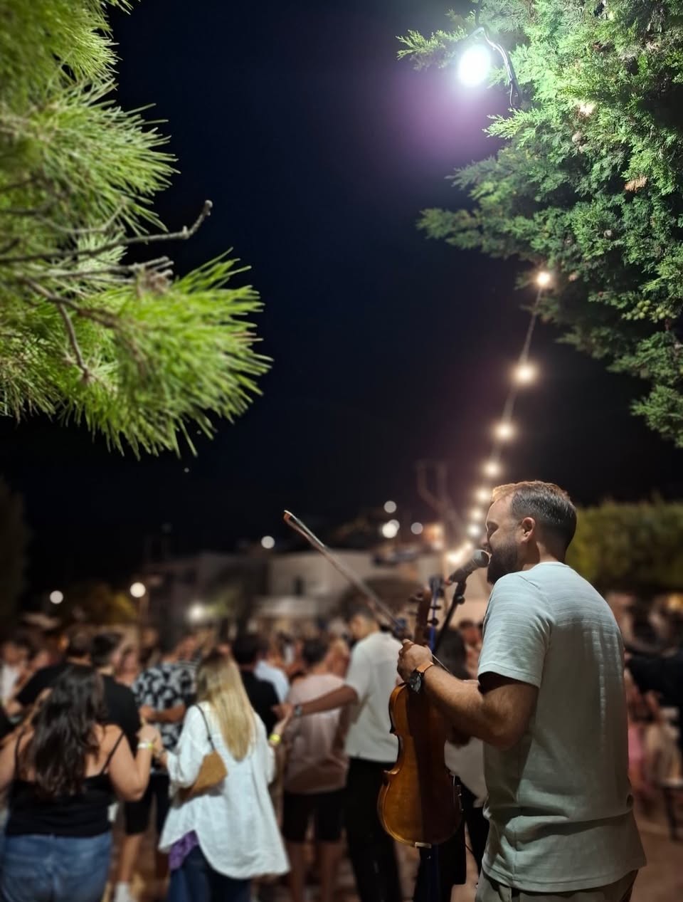 Ο Πάνος Μάνεσης με το βιολί ανάμεσα στον κόσμο, σε βραδινό πανηγύρι