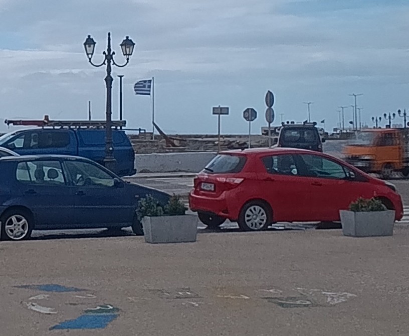Η παραλιακή της Τήνου στο ύψος της παιδικής χαράς