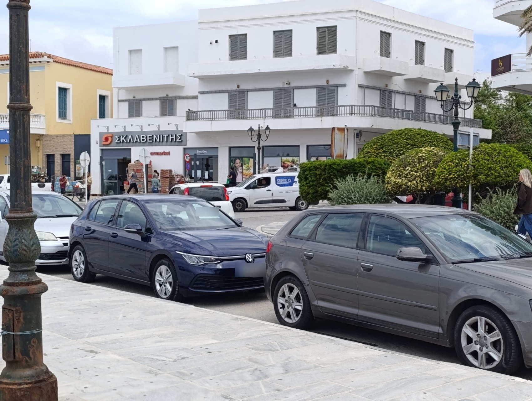 Σταθμευμένα αυτοκίνητα στην παραλία της Τήνου