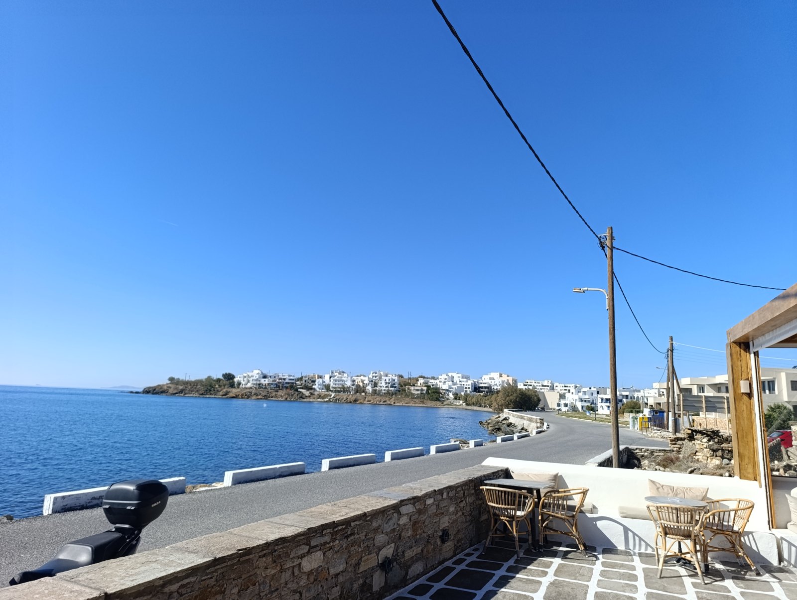 Η παραλιακή της Τήνου με γαλάζια θάλασσα και καθαρό ουρανό, 21 Οκτωβρίου 2026