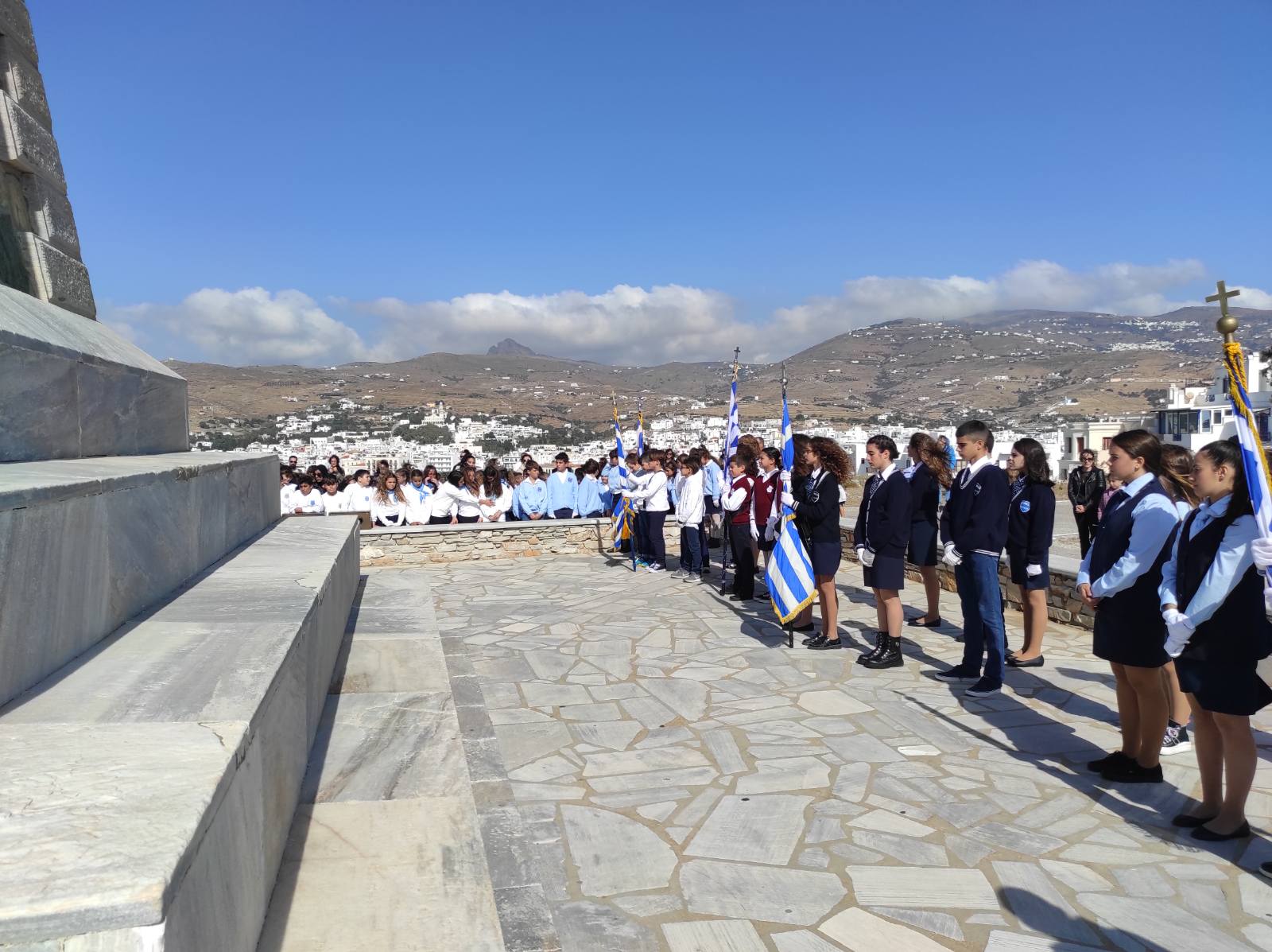 Μαθητές με σημαίες στο Μνημείο των Βαλκανικών Πολέμων στο Πασακρωτήρι της Τήνου