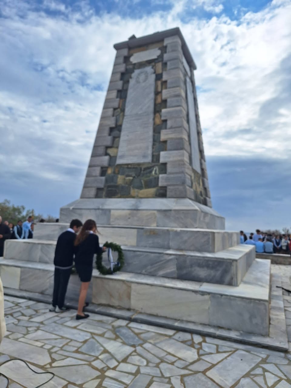 Μαθήτρια καταθέτει στεφάνι στο Μνημείο των Βαλκανικών Πολέμων στο Πασακρωτήρι
