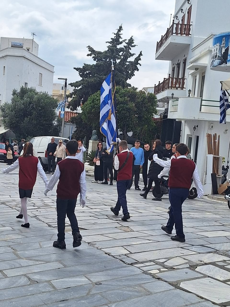 Σημαιοφόροι και παραστάτες μαθητές με τη γαλανόλευκη στο Πασακρωτήρι