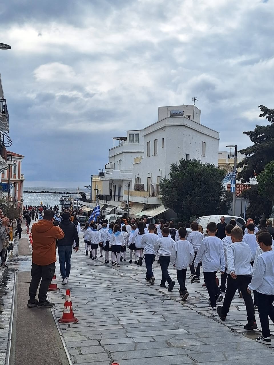 Μαθητές του Δημοτικού στην παραλιακή της Τήνου, στην πορεία προς το Πασακρωτήρι