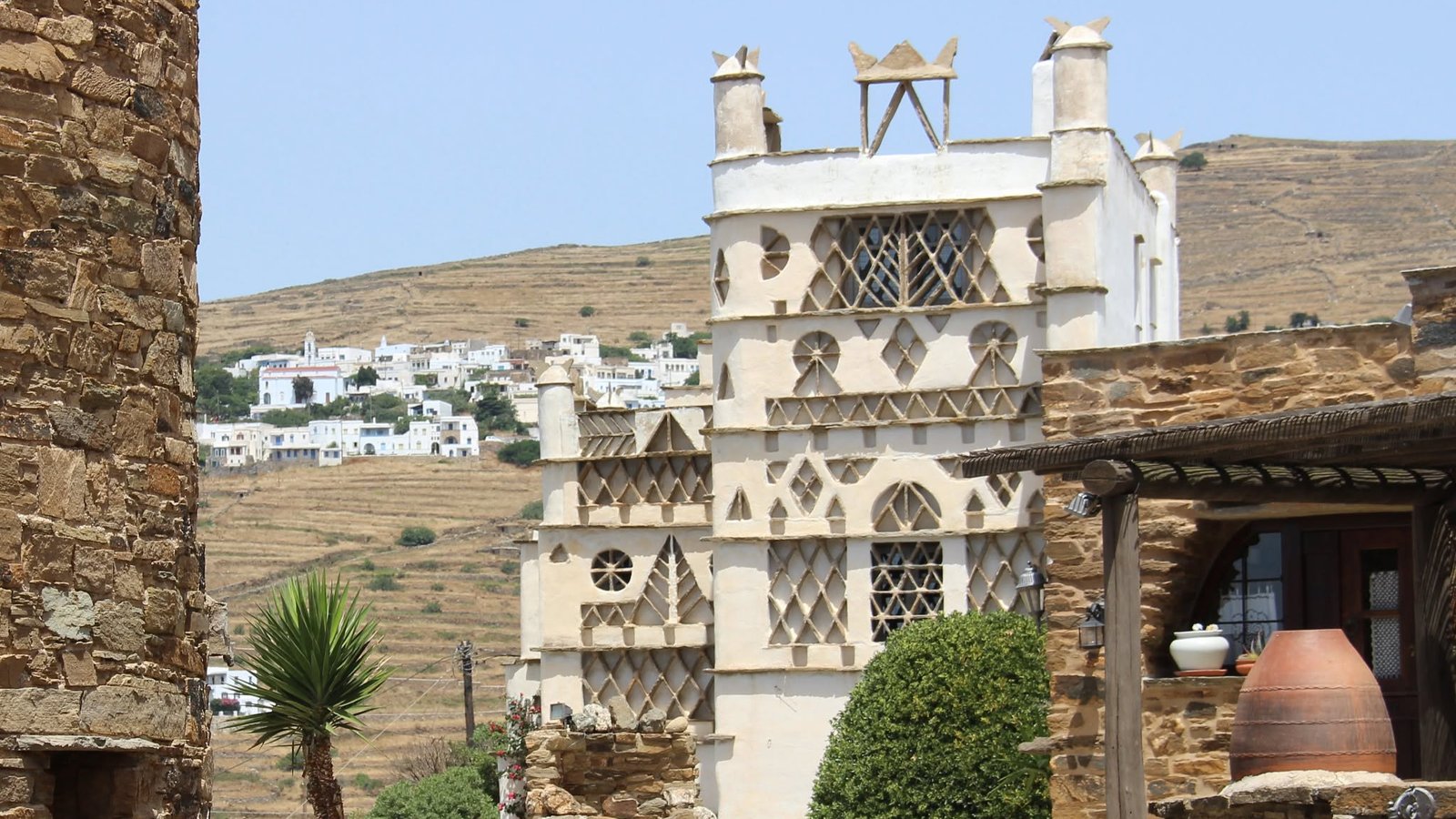 Περιστεριώνας της Τήνου με διάτρητα σχέδια από σχιστόπλακα