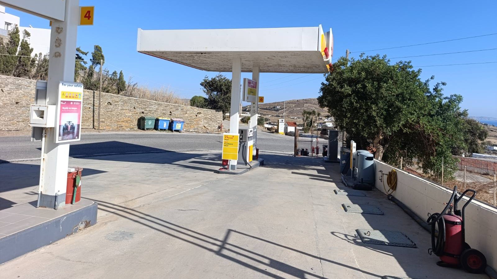 Πρατήριο καυσίμων στην Τήνο, με τις αντλίες άδειες ένα ηλιόλουστο πρωινό