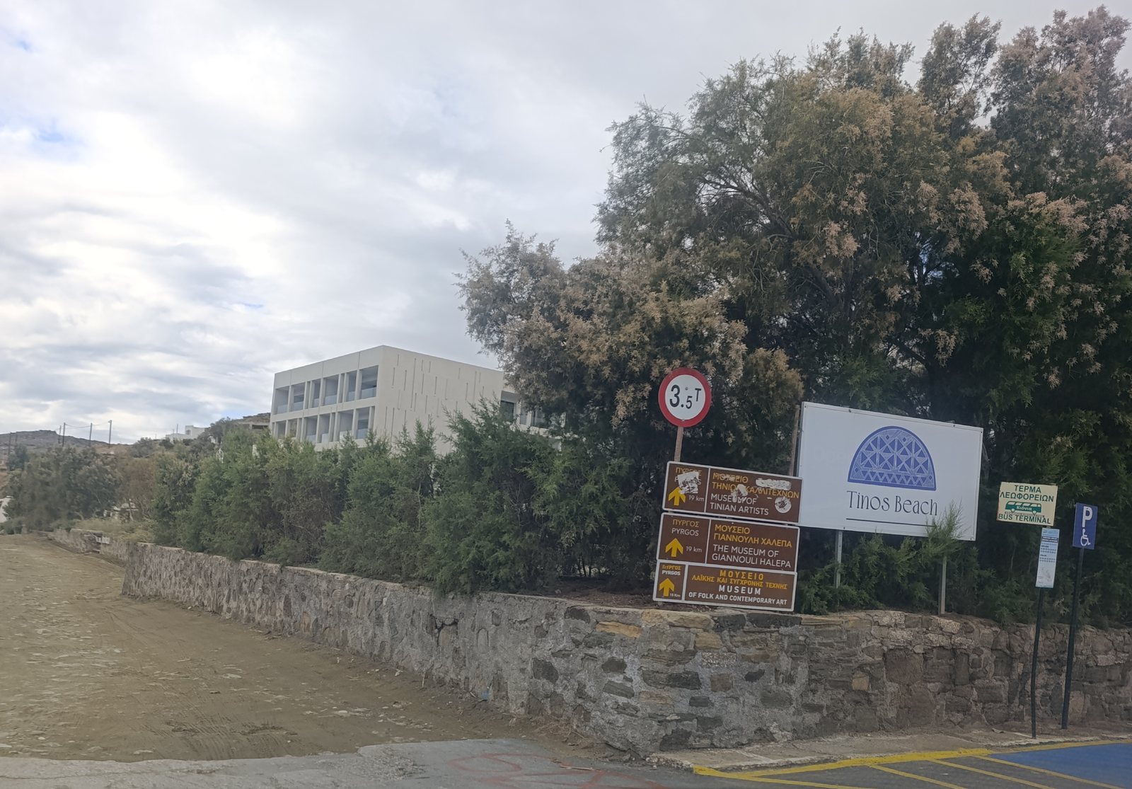 Πινακίδα ορίου βάρους 3,5 τόνων στον δρόμο των Κιονίων στην Τήνο