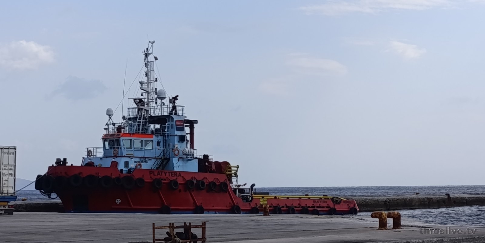 Το ρυμουλκό ΠΛΑΤΥΤΕΡΑ από κοντά στο λιμάνι της Τήνου