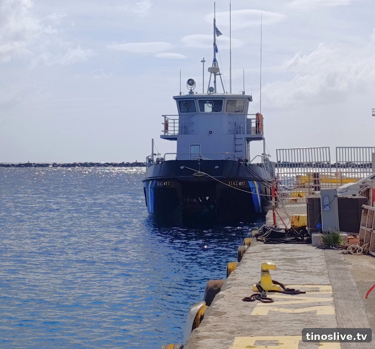 Το σκάφος αντιρρύπανσης ΠΛΣ 417 του Λιμενικού Σώματος δεμένο στον μόλο της Τήνου