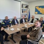 Στην Τήνο ο Γενικός Γραμματέας Πολιτικής Προστασίας: πού βρίσκονται τα έργα της «έκτακτης ανάγκης», τι έρχεται με τον χειμώνα — και μια εθελοντική ομάδα για το νησί