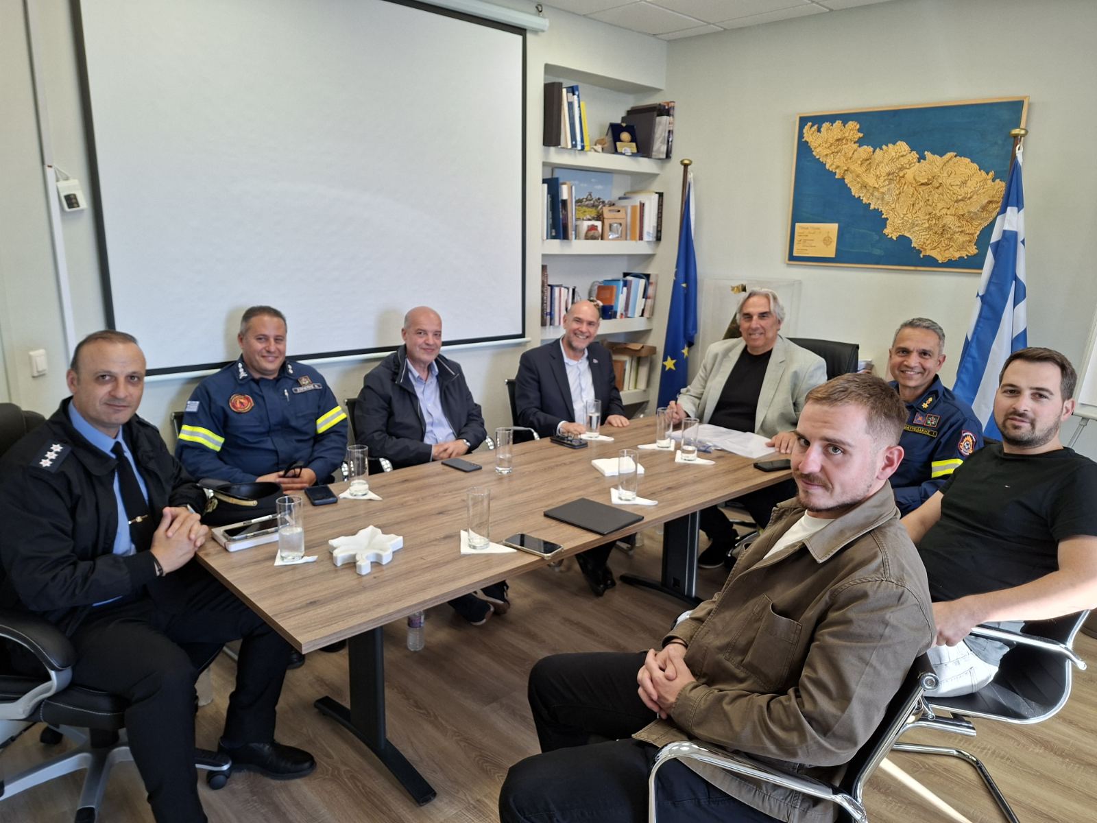 Σύσκεψη στο Δημαρχείο Τήνου με τον Γενικό Γραμματέα Πολιτικής Προστασίας και στελέχη της Πυροσβεστικής