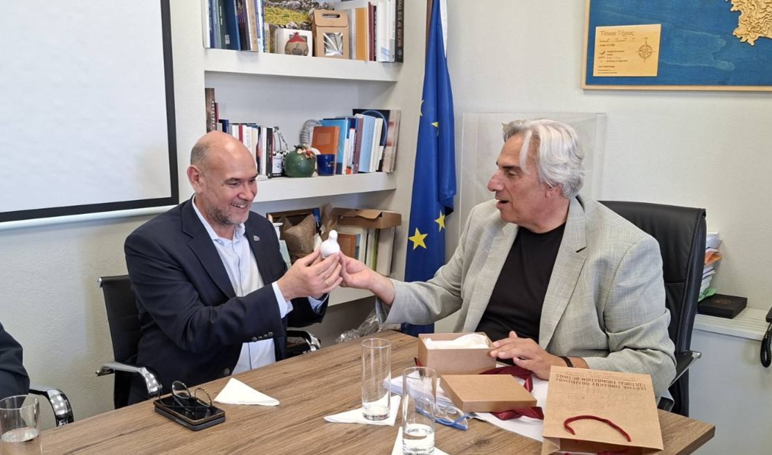 Ανταλλαγή αναμνηστικού στο γραφείο του Δημάρχου Τήνου