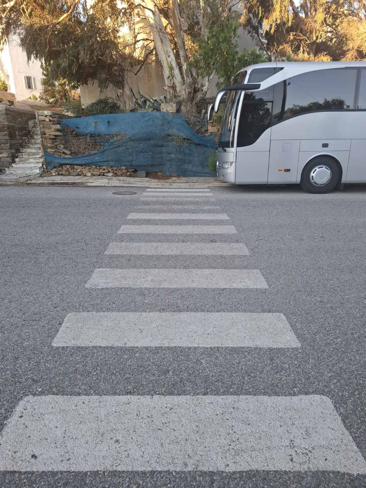 Η διάβαση πεζών στην όδευση του 3ου Δημοτικού Τήνου καταλήγει δίπλα σε σταθμευμένο πούλμαν, Δευτέρα 19 Οκτωβρίου 2026