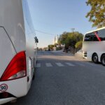 «Ε, πού να παρκάρουμε;»: πούλμαν πάνω στη διάβαση των παιδιών του 3ου Δημοτικού Τήνου, κάτω από την πινακίδα που το απαγορεύει