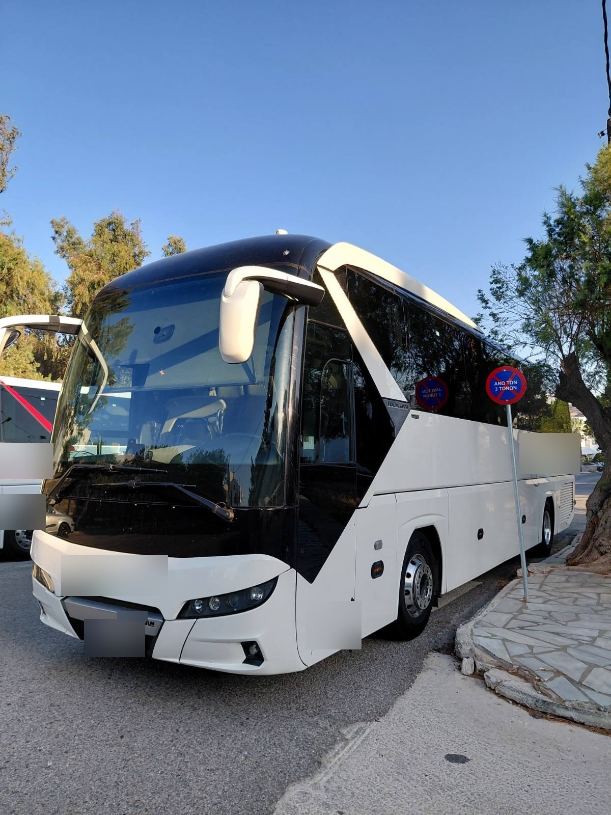 Τουριστικό πούλμαν σταθμευμένο ακριβώς δίπλα στην πινακίδα απαγόρευσης στάθμευσης άνω των 3 τόνων