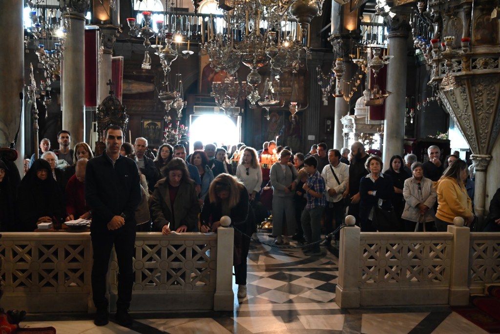 Προσκυνητές στον Πανίερο Ναό της Ευαγγελιστρίας