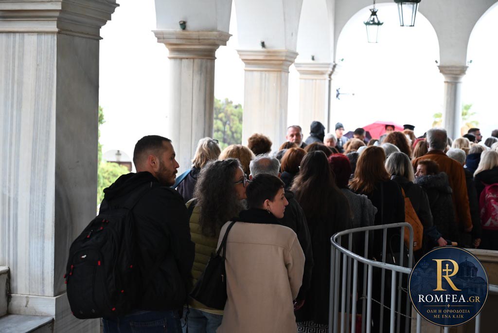 Προσκυνητές από τη Νέα Ιωνία κάτω από τις στοές της Μεγαλόχαρης