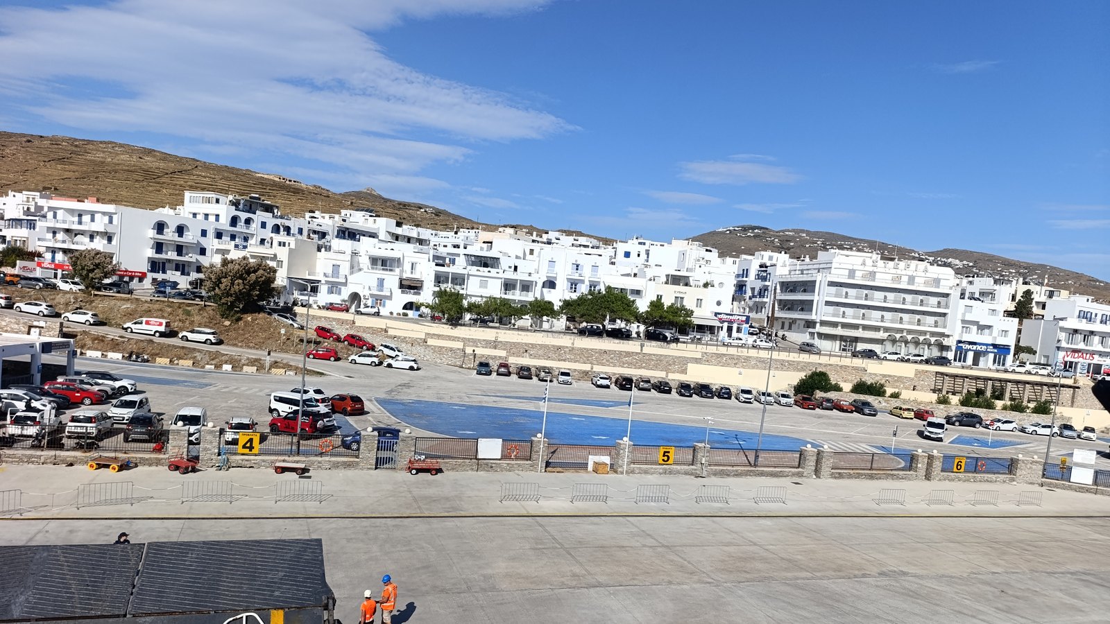 Το λιμάνι της Τήνου από πλοίο με τις κίτρινες πινακίδες προβλήτας 4, 5 και 6
