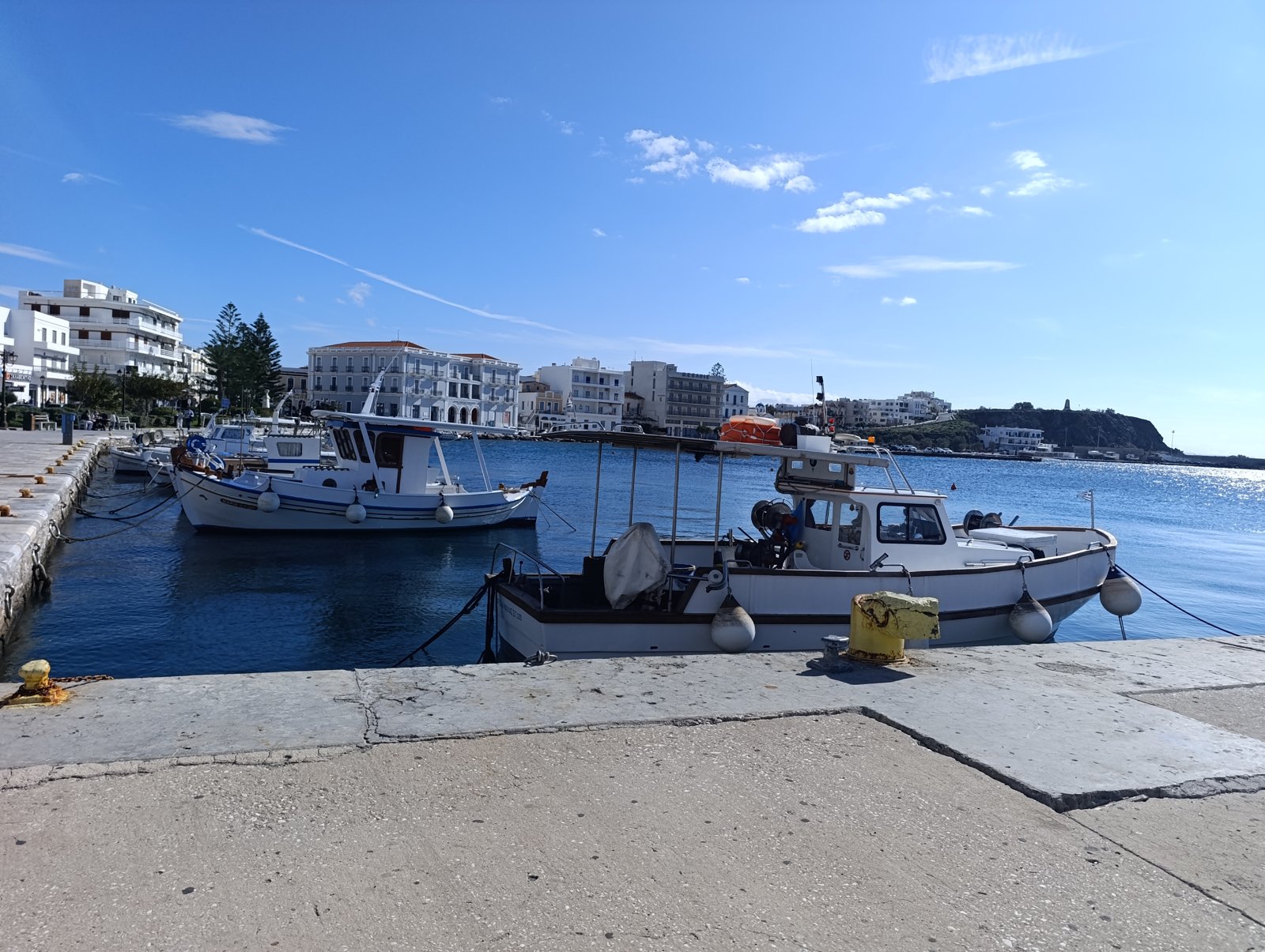 Ψαροκάικα δεμένα στην παραλιακή της Χώρας της Τήνου