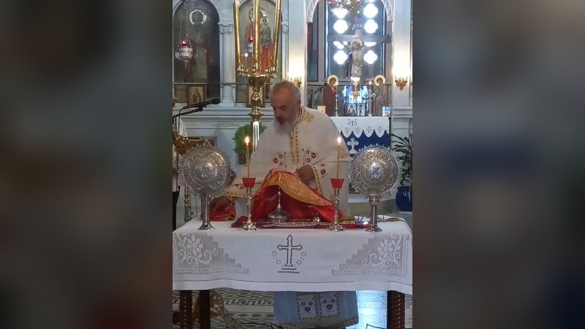 Ο π. Ευάγγελος Βελούδιος στη Θεία Λειτουργία, Ιερός Ναός Αγίου Νικολάου Πύργου Τήνου