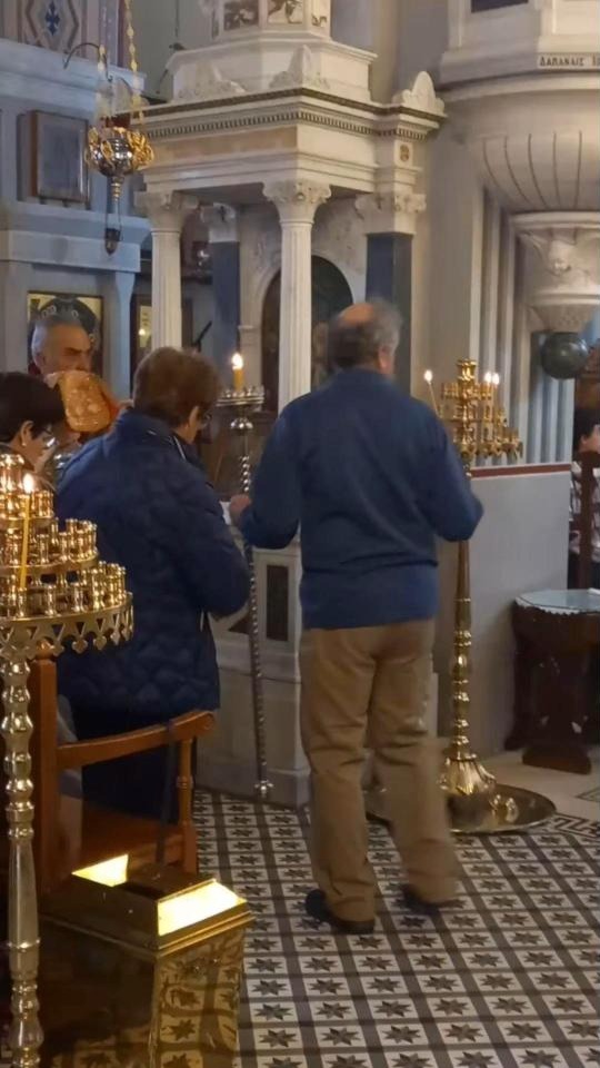 Πιστοί ανάβουν κεριά μέσα στον Ιερό Ναό Αγίου Νικολάου Πύργου Τήνου