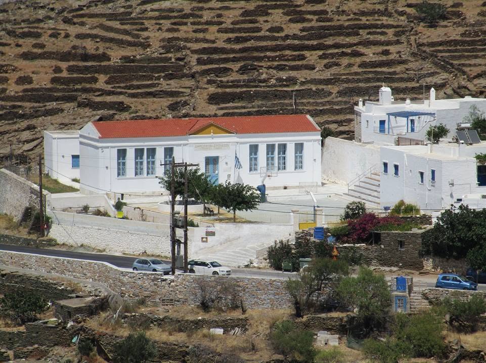Το σχολικό κτίριο του Πύργου με την κόκκινη στέγη, ανάμεσα σε αναβαθμίδες