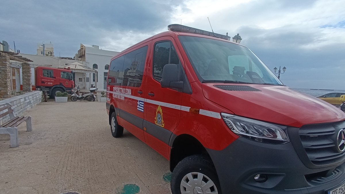Οχήματα της Πυροσβεστικής στην παραλία της Χώρας της Τήνου, 15 Οκτωβρίου 2026