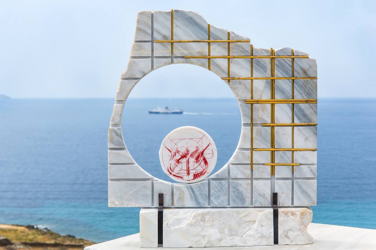 Μαρμάρινο γλυπτό του Χρήστου Σανταμούρη με φόντο τη θάλασσα