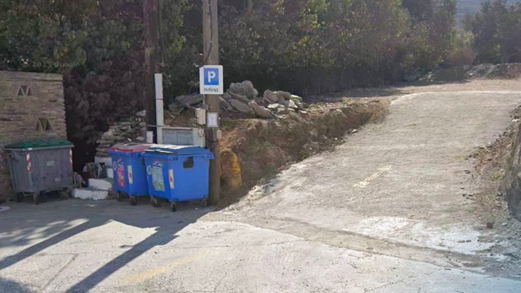 Η είσοδος του χώρου στάθμευσης στη Στενή της Τήνου