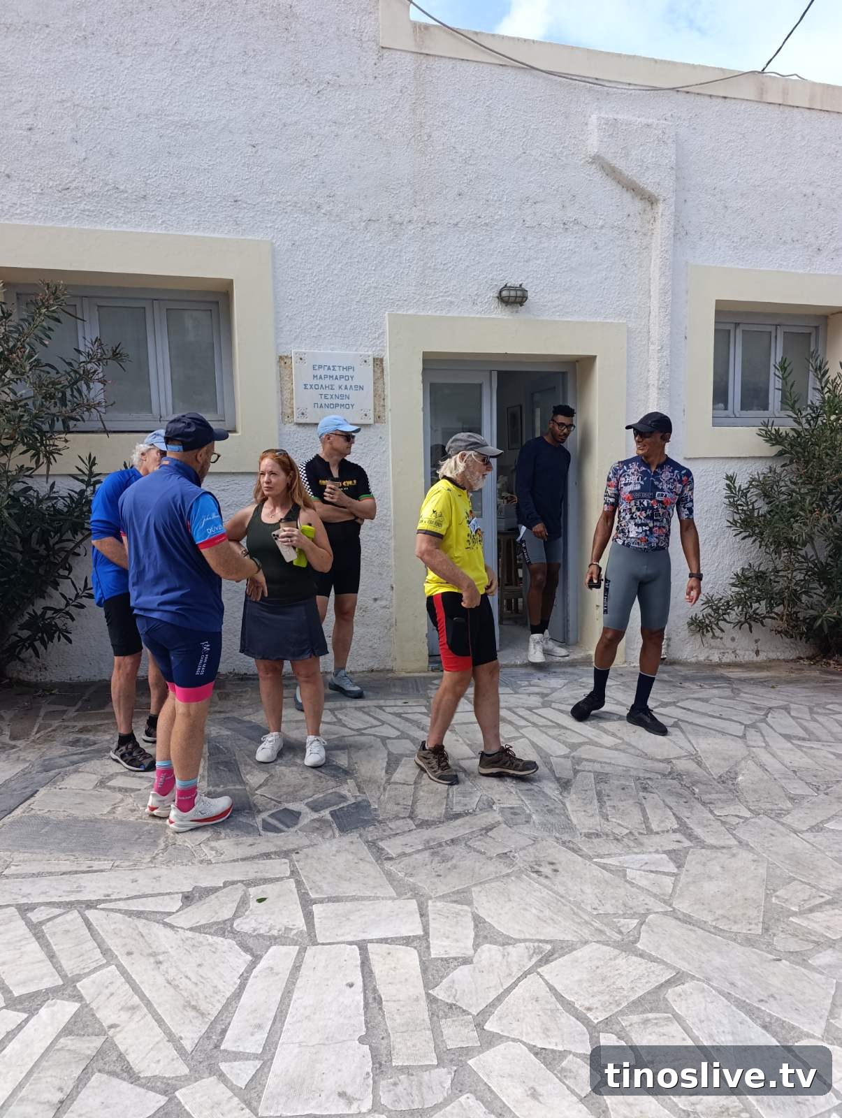 Οι επισκέπτες βγαίνουν από το εργαστήρι μαρμάρου της Σχολής μετά την ξενάγηση και συζητούν