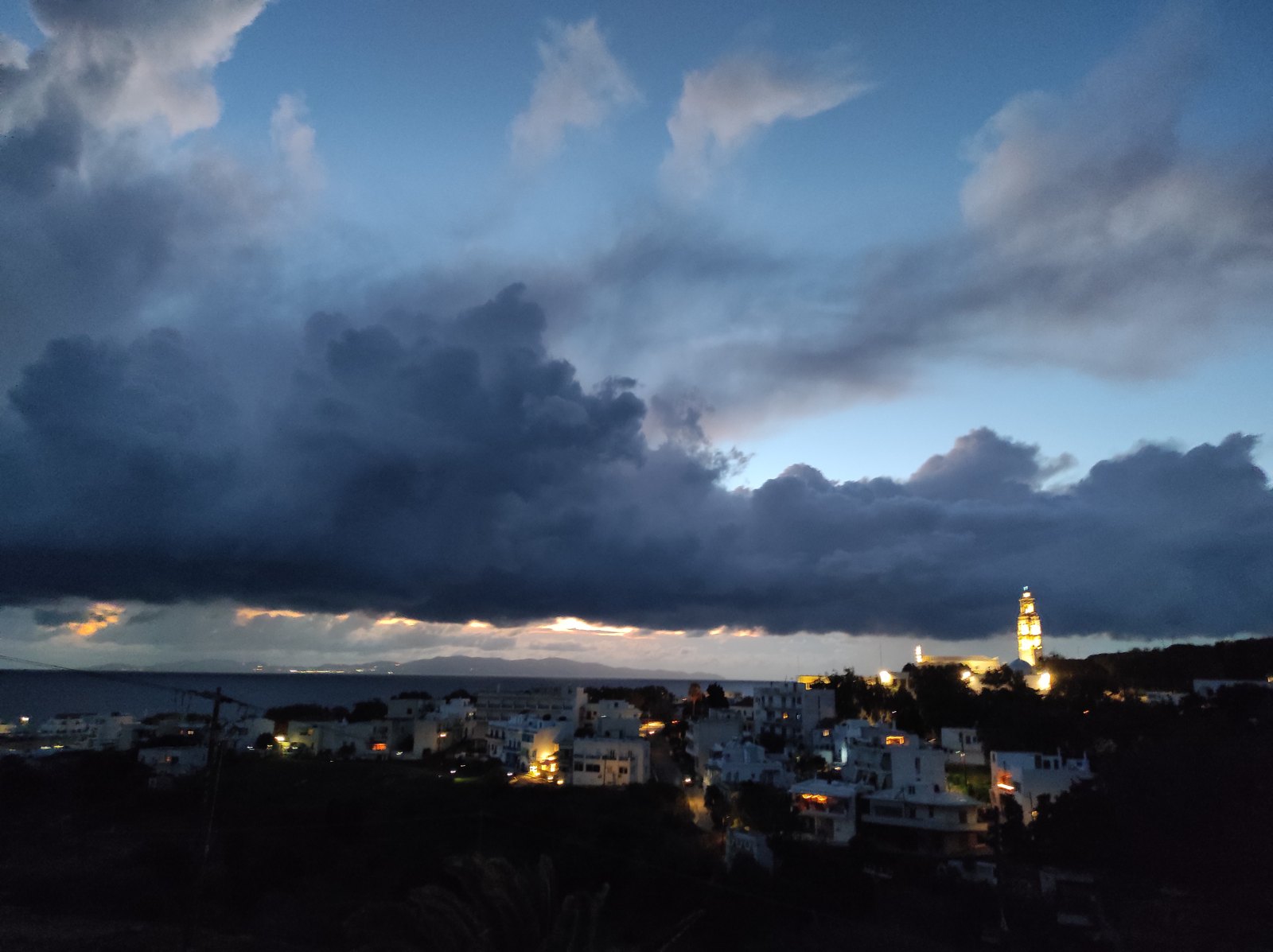 Σύννεφα πάνω από τη Χώρα της Τήνου