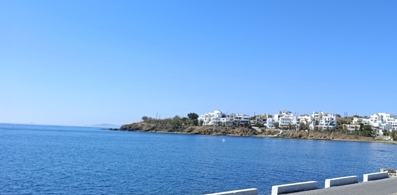 Η θάλασσα από την παραλιακή της Τήνου