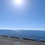 Ήλιος, βοριαδάκι και κανονικά τα πλοία για το Σάββατο — απόψε κερδίζουμε μία ώρα ύπνο, και από Δευτέρα αλλάζει το σκηνικό