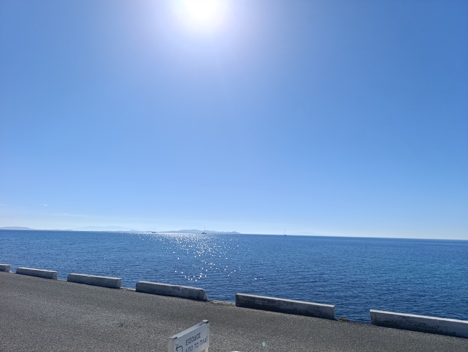Ήλιος και ήρεμη θάλασσα στην Τήνο