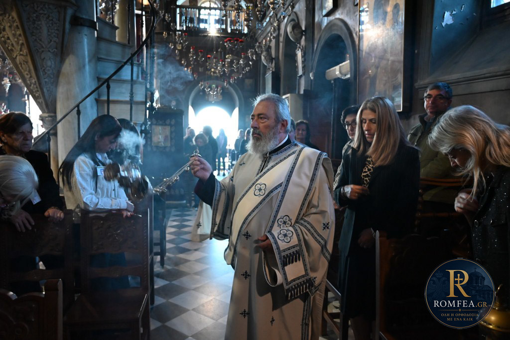 Θυμίαμα στον Ναό της Ευαγγελιστρίας